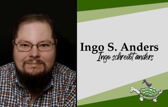 Vorderseite einer Visitenkarte. Links ein Foto eines bärtigen Brillenträgers in kariertem Hemd vor schwarzem Grund. Rechts schwarze Schrift auf weißem Grund: Ingo S. Anders. Ingo schreibt anders. Unten rechts in der Ecke eine Schildkröte, auf deren Panzer ein Vogel sitzt.